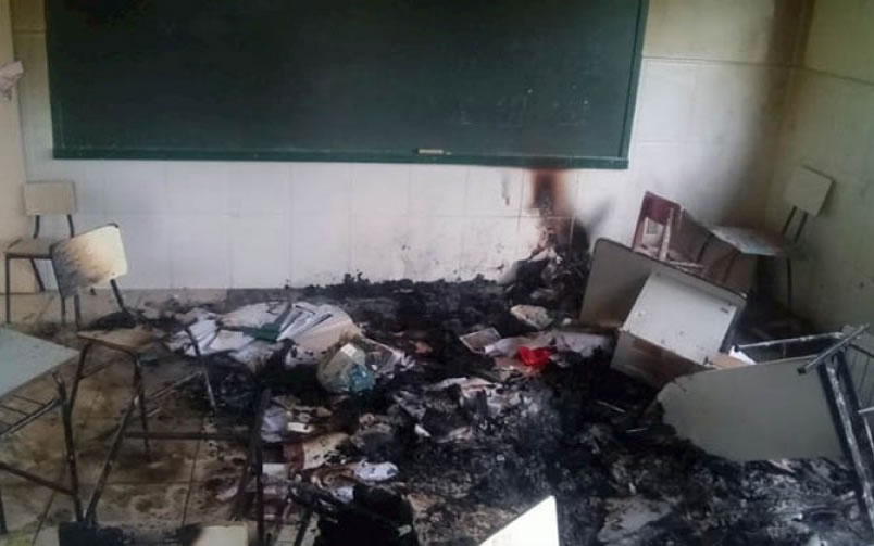 Criminosos ateiam fogo em livros e carteiras em escola de Leopoldina