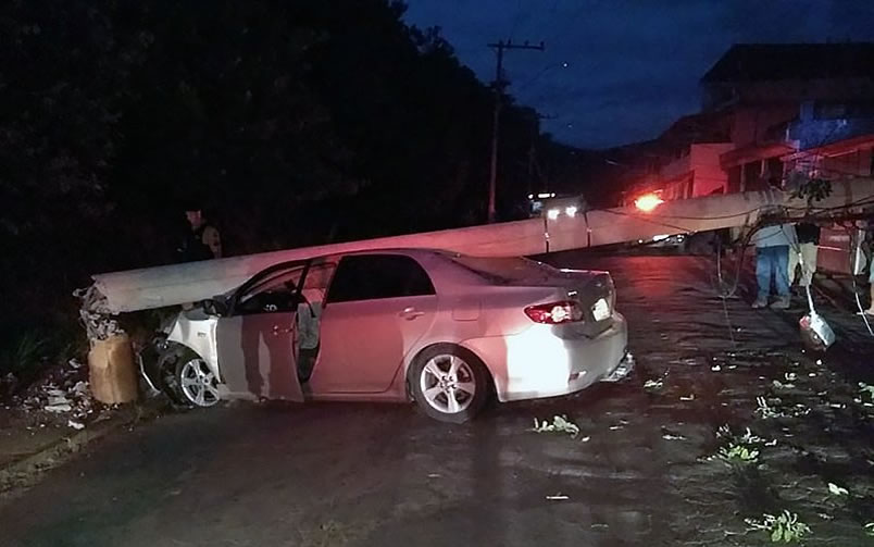 Corola bate contra poste na Vila Minalda