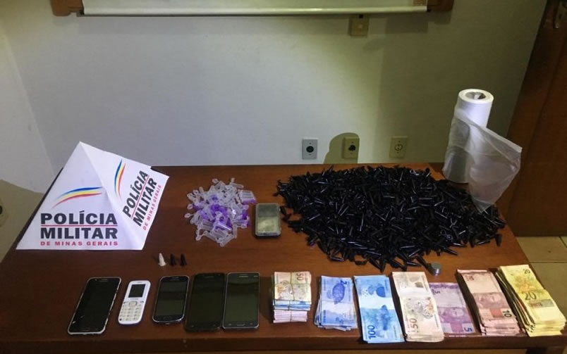 PM prende três homens e apreende 938 pinos de cocaína em Visconde do Rio Branco
