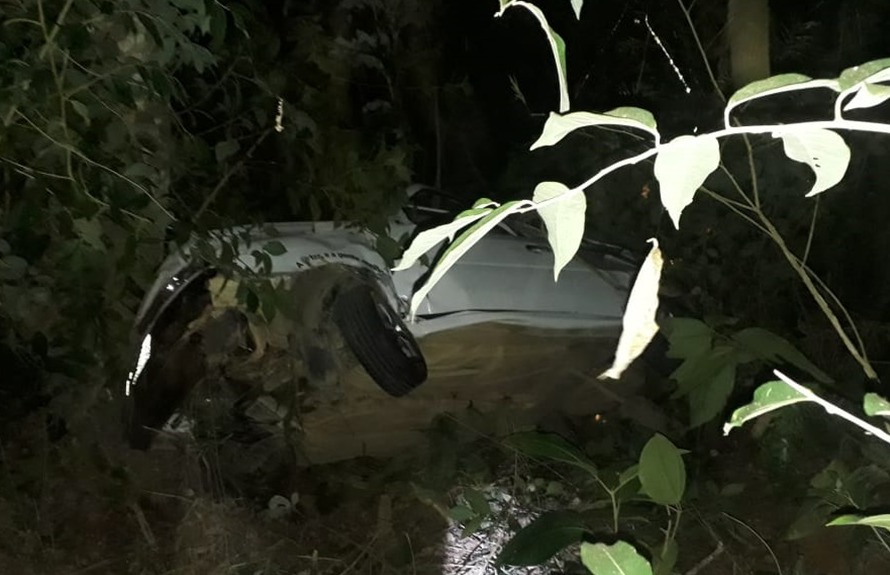 Carro cai em ribanceira após colisão na MG-447 em Cataguases