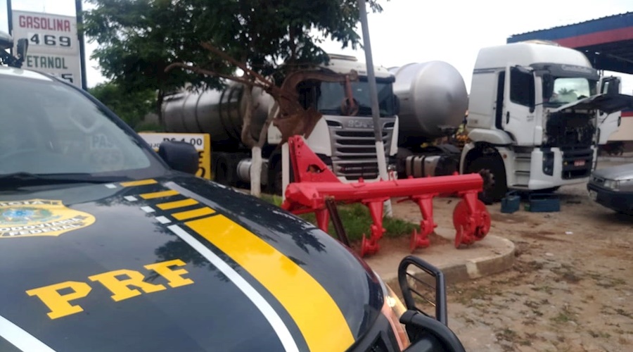 PRF apreende carreta com combustível irregular, em Guarará