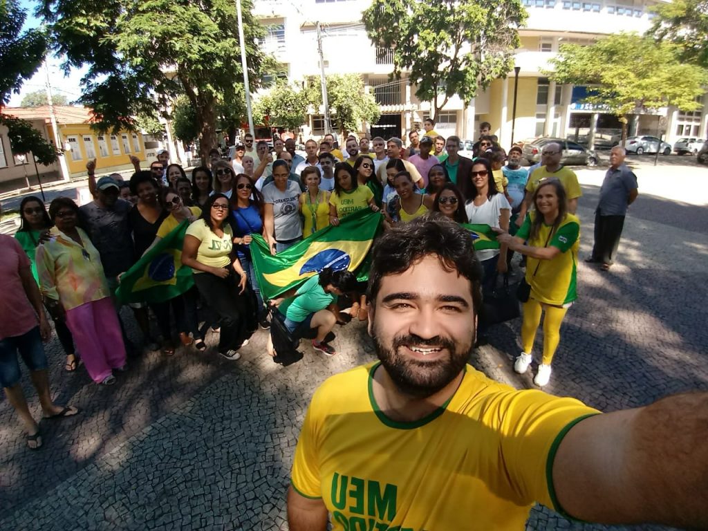Grupo se reúne na Praça Rui Barbosa a favor do governo Jair Bolsonaro