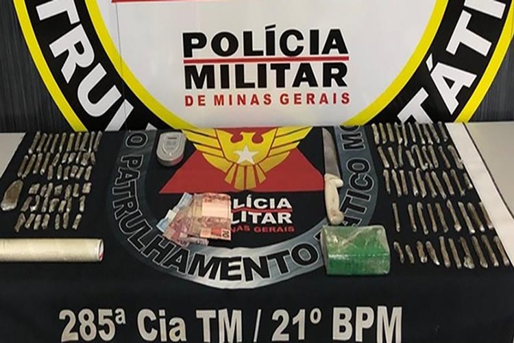 Dupla é presa por tráfico de drogas no Bairro Vila Casal em Ubá