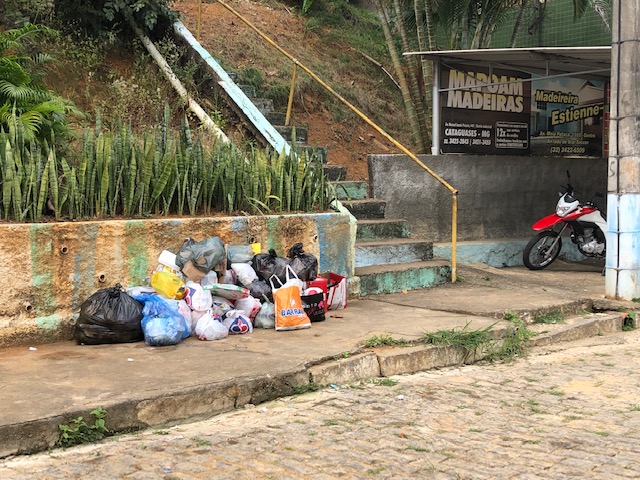 Prefeitura assume a coleta de lixo em regime de urgência