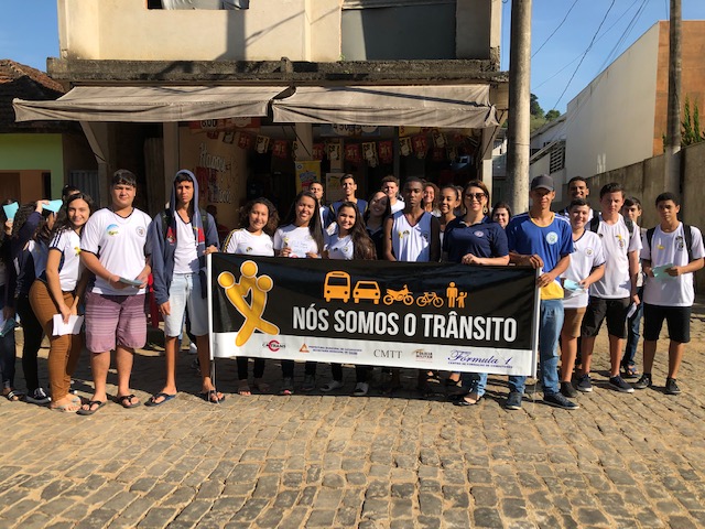 Alunos vão para a rua em ação da campanha “Maio Amarelo”