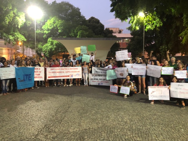 Manifestação pela Educação é realizada na Praça Rui Barbosa