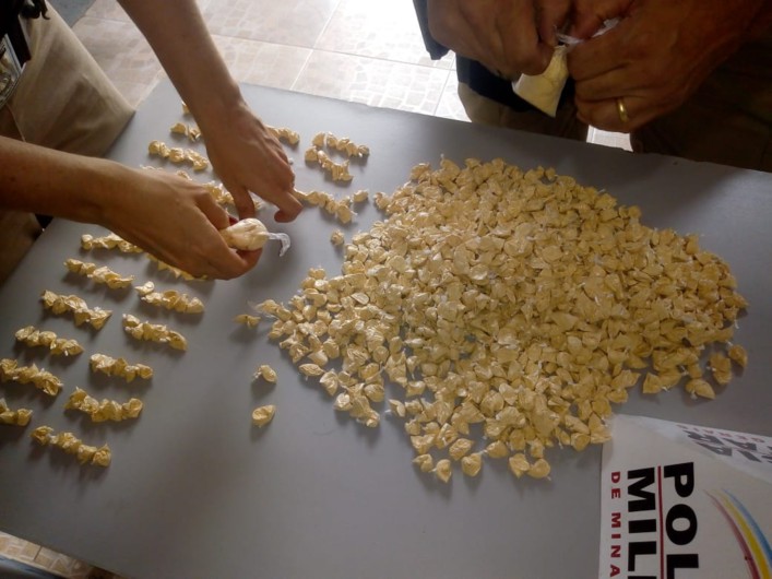 PM apreende 1 mil papelotes de cocaína com adolescente em Muriaé