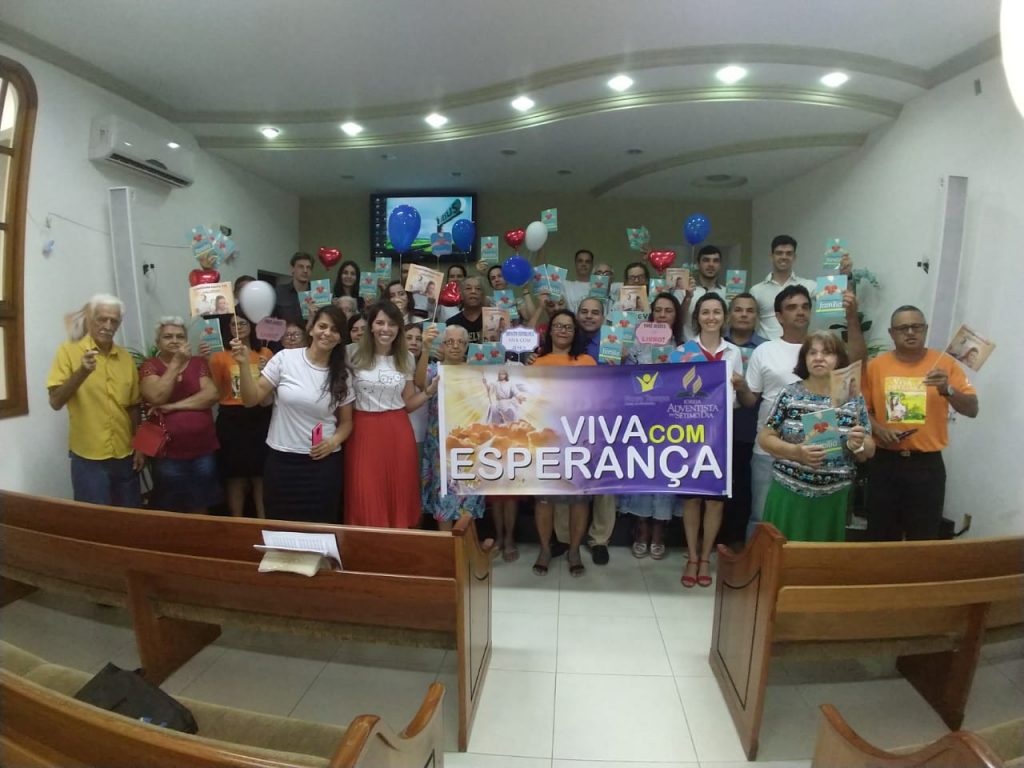 Adventistas distribuem 1.300 livros em Cataguases
