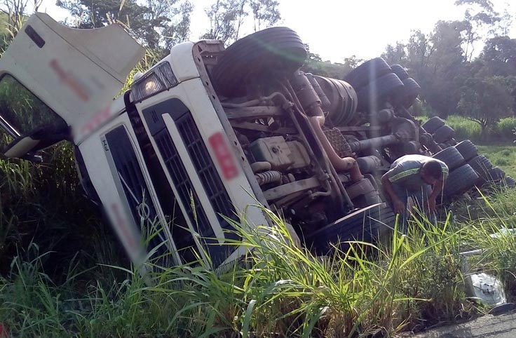 Carreta tomba na BR-116 em Leopoldina e motorista fica ferido