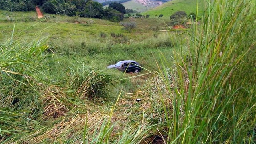 Carro com seis pessoas cai em ribanceira na BR-116 em Leopoldina