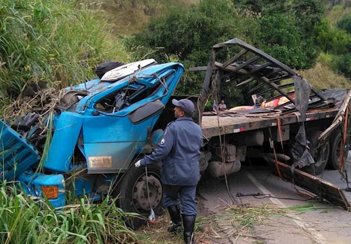 Caminhoneiro morre em acidente na BR-267, na Serra de Argirita