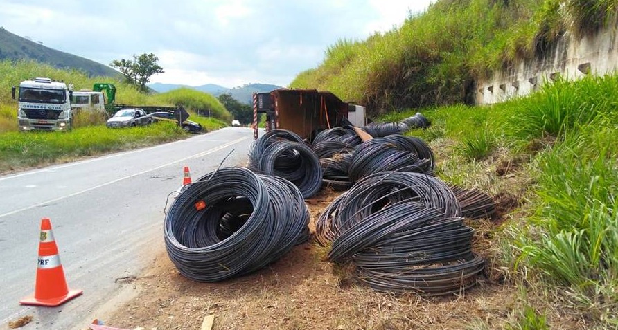 Carreta com ferragens tomba na Serra de Argirita e motorista fica ferido