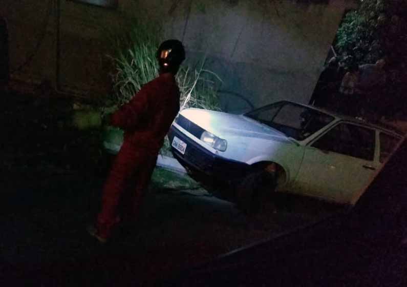 Carro invade calçada e quase cai sobre residência no Bairro Haidée