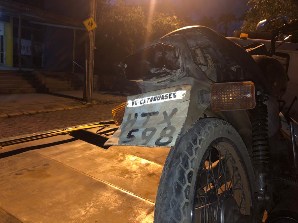 Polícia Militar prende dois e apreende motocicleta roubada