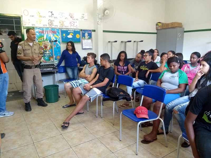 Polícia Militar desenvolve em escolas a Semana Nacional Antidrogas