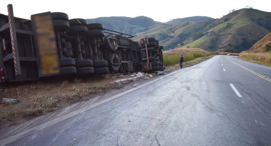 Carreta tomba na Serra da Vileta em Leopoldina e motorista fica ferido