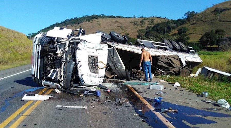 Carreta tomba, atinge caminhão na pista contrária e motorista morre