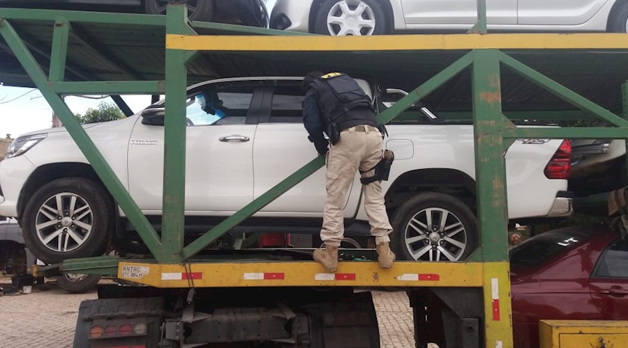 PRF de Leopoldina apreende caminhonete roubada transportada em carreta-cegonha