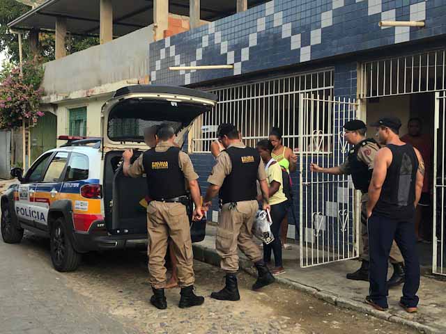 PM faz operação no Bairro Ana Carrara, prende suspeitos e apreende drogas