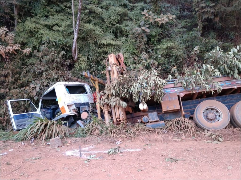 Acidente com caminhão de empresa de Cataguases deixa dois feridos