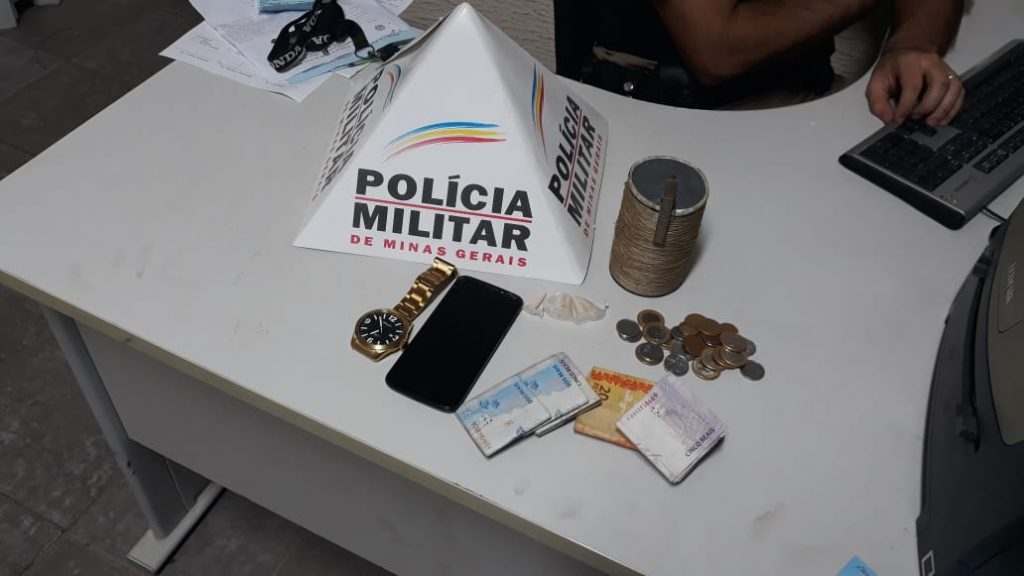 PM prende suspeito de vender droga em casa no Bairro Dico Leite