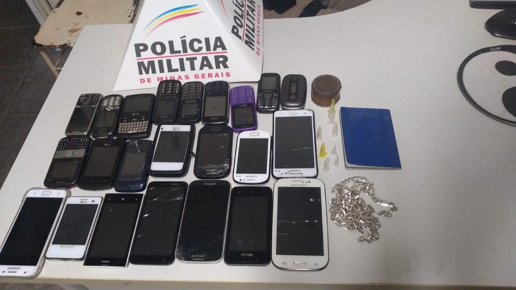 PM prende casal e apreende vinte e três aparelhos celulares durante operação