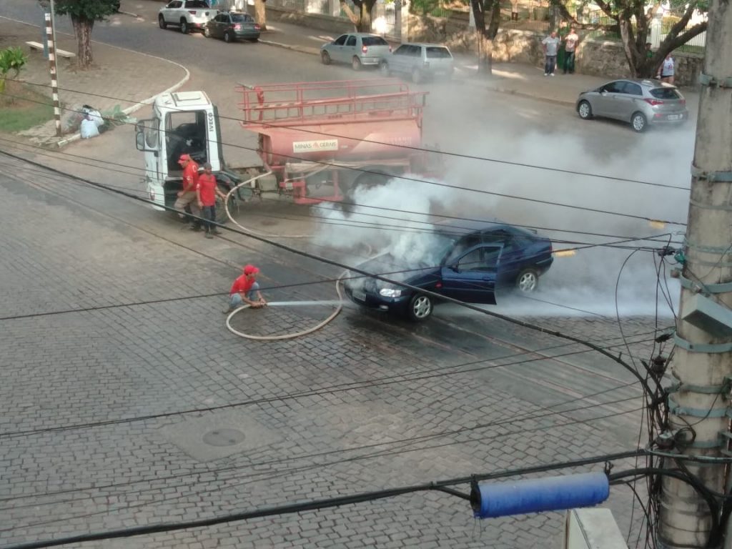 Veículo tem princípio de incêndio na Avenida Astolfo Dutra