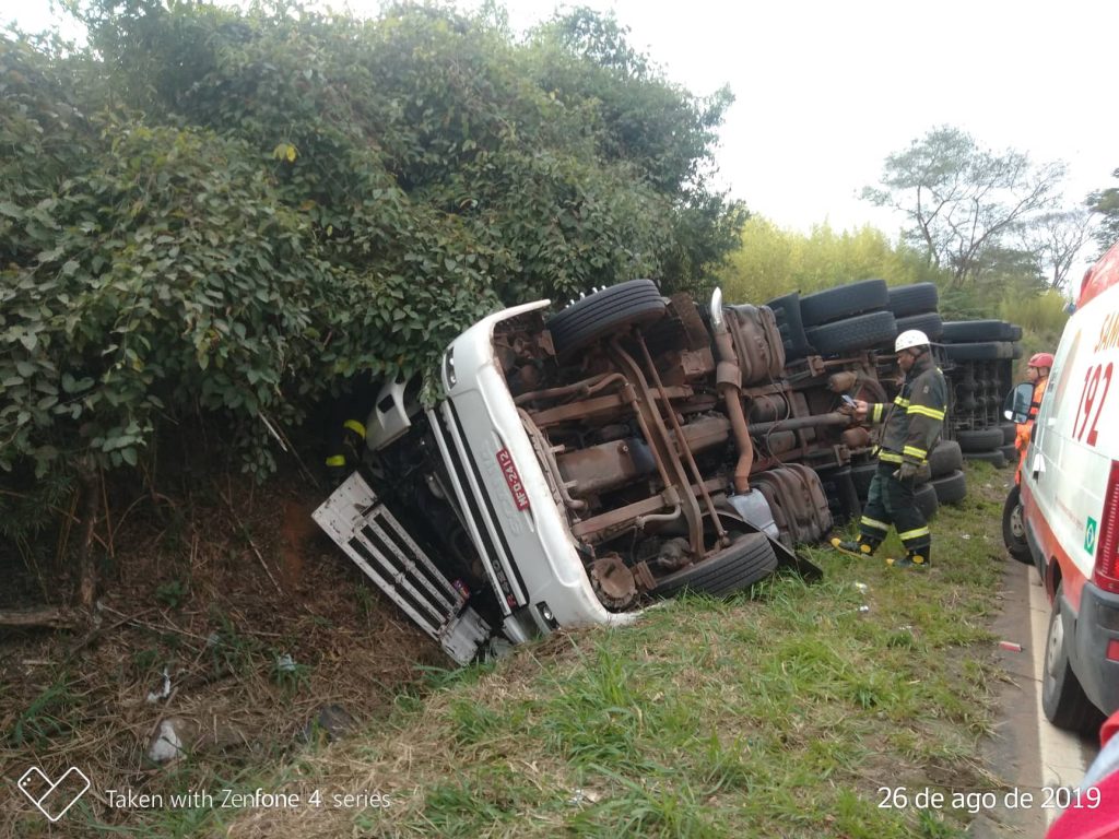 Carreta tomba e motorista fica ferido na Serra da Vileta