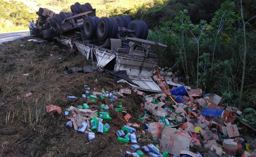 Carreta bitrem carregada de óleo lubrificante tomba na BR-116 em Leopoldina