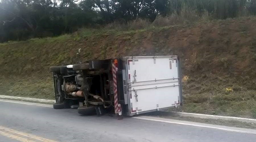 Bandidos roubam carga de cigarros e sofrem acidente na BR-267, em Argirita