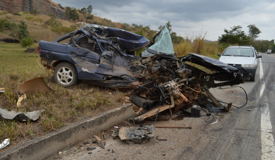 Carro fica destruído após bater em carreta na BR-116 em Leopoldina