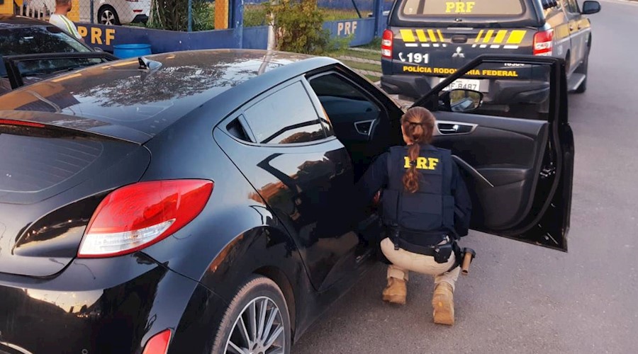 PRF de Leopoldina recupera veículo clonado e roubado em Niterói