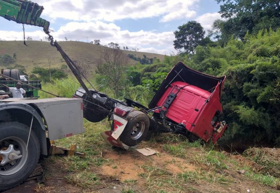 Carreta carregada com 30 toneladas tomba na BR-116 em Leopoldina