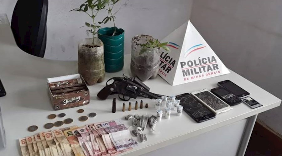PM prende suspeitos e apreende armas e drogas em Santo Antônio do Aventureiro