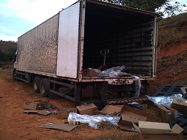 Ladrões assaltam caminhão de cigarros em Piraúba