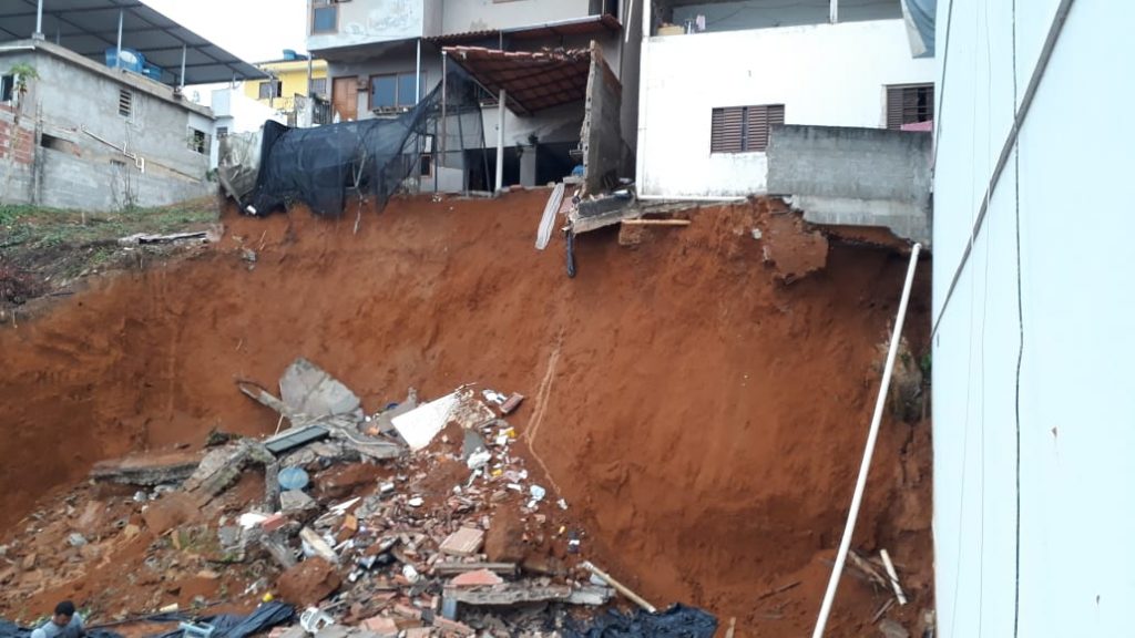 Casa no Bairro Bandeirantes corre o risco de desabar