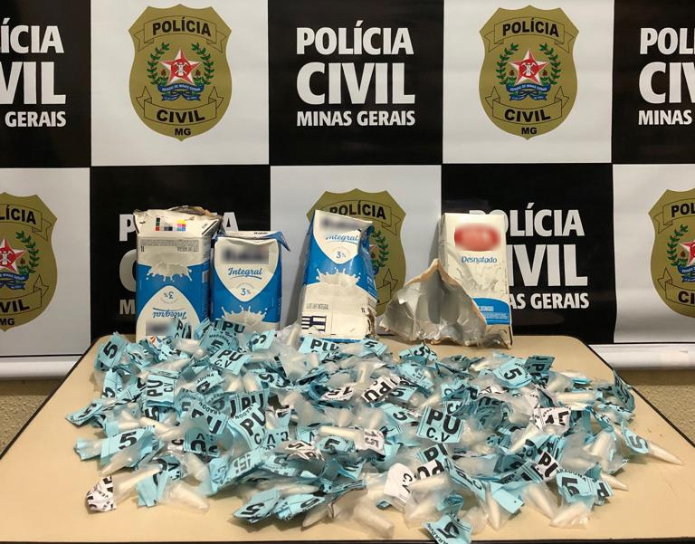 Homem é preso pela Polícia Civil com 280 pinos de cocaína dentro de ônibus em Leopoldina