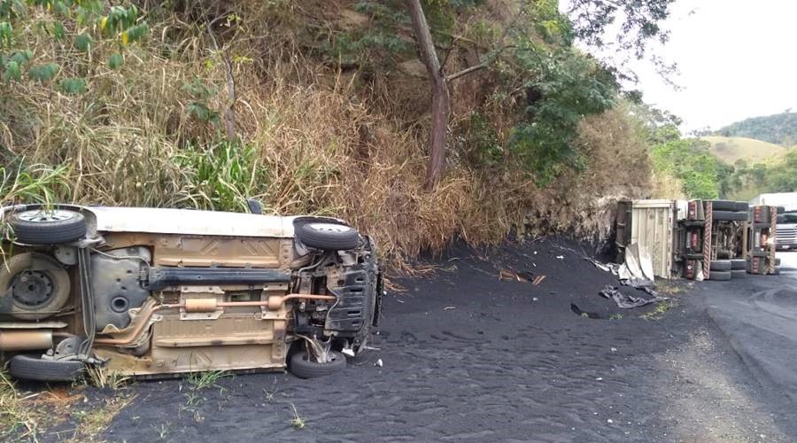 Carreta bitrem tomba e atinge automóvel na BR-116 em Leopoldina