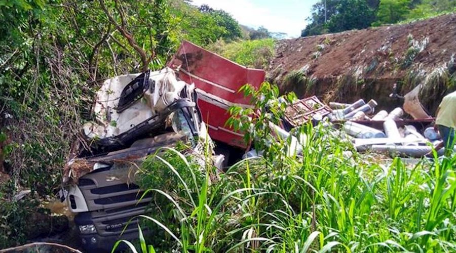 Carreta carregada com tecidos tomba e motorista fica ferido