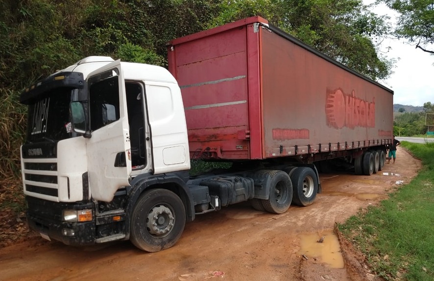 Caminhoneiro é amarrado e carga de cerveja é roubada em Volta Grande