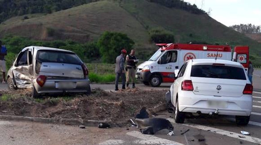 Colisão entre dois carros deixa feridos entre Leopoldina e Cataguases