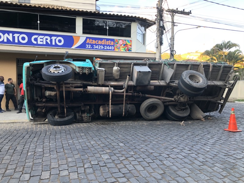 Caminhão carregado de sucata de papel tomba na Granjaria