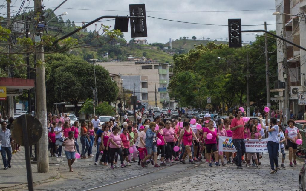 Programas da Secretaria de Saúde promovem caminhada sobre o Outubro Rosa