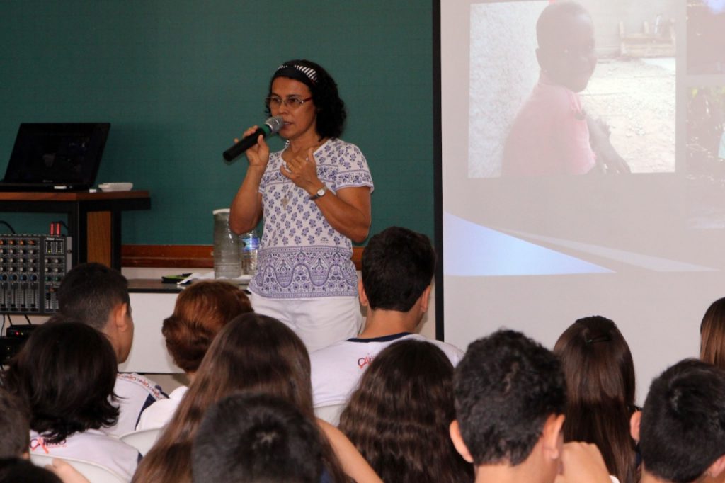 Missionária no Haiti há 6 anos, Irmã Carmelita faz palestra aos jovens do Colégio Carmo