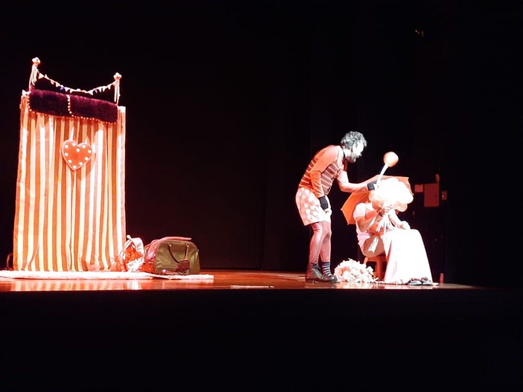 Peça teatral conta a história de um palhaço em busca do amor