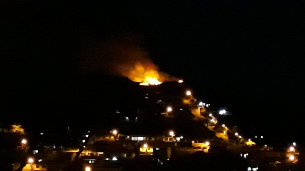 Raio cai e provoca incêndio em pasto