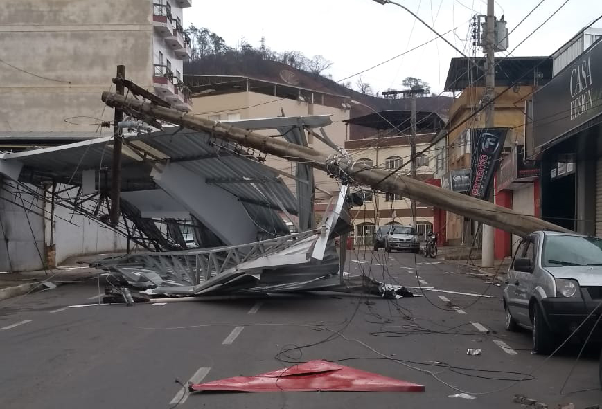 Temporal assusta moradores e causa prejuízo em Ubá