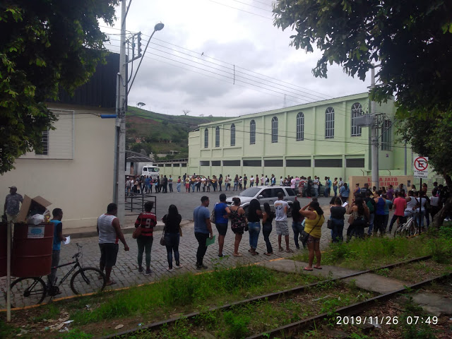 Grande fila marca entrega de currículos para emprego em Além Paraíba