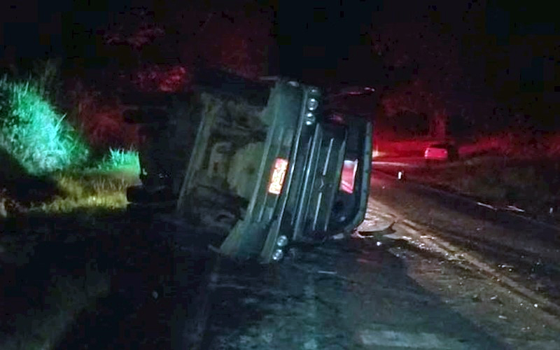 Carreta que transportava couro tomba em Argirita e deixa feridos