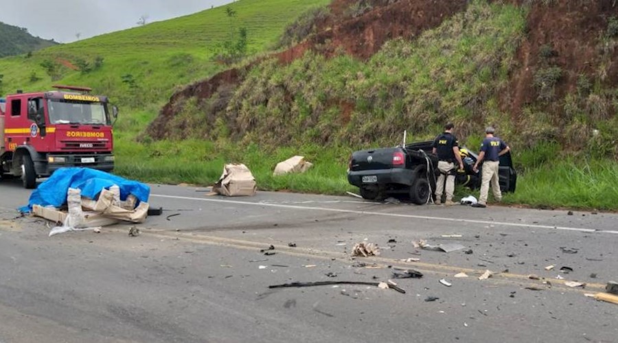 Colisão entre caminhonete e carreta deixa feridos na BR-116 em Leopoldina